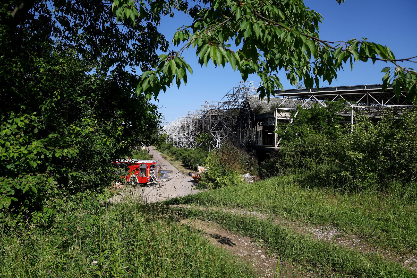 Riječ je, podsjetimo, o podrumskom dijelu objekta koji brojne tvrtke koriste kao skladišta pa je tako gorio namještaj, radni strojevi i nekoliko automobila.