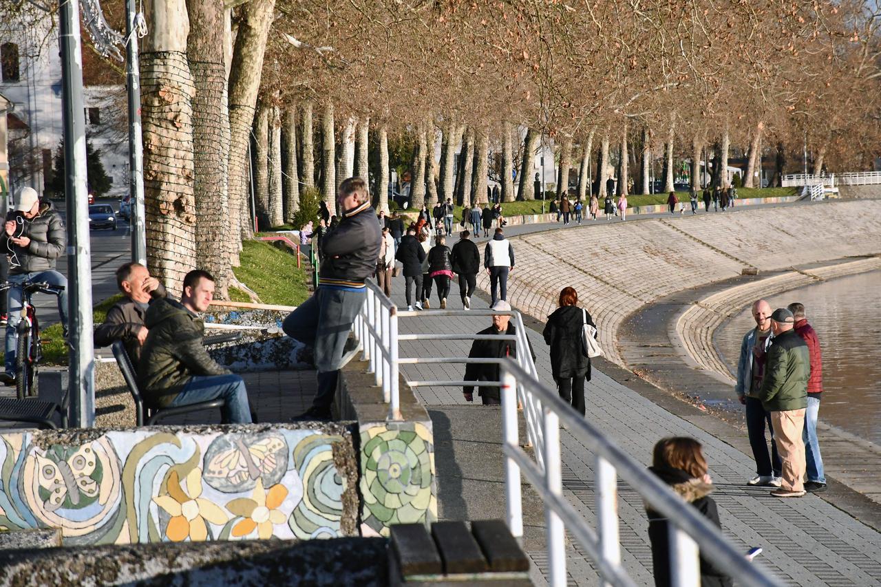 Slavonski Brod: Sun?ano i toplo blagdansko poslijepodne u središtu grada
