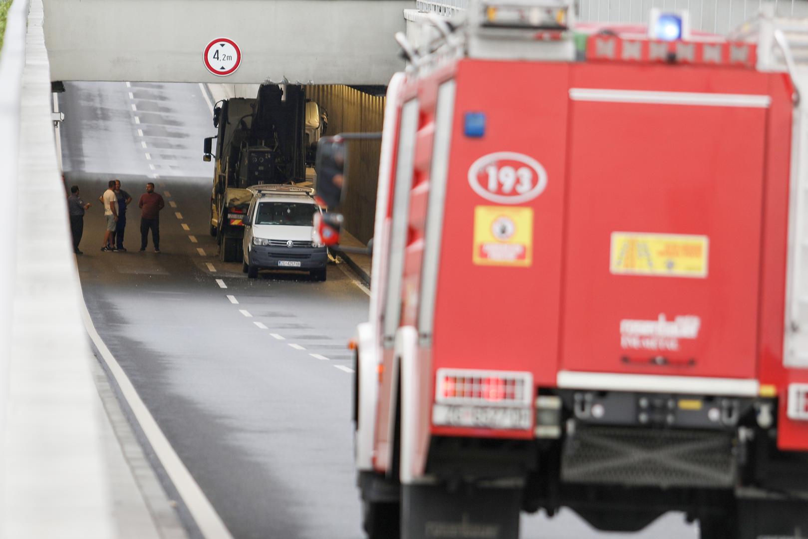 Vozeći prema Slavonskoj aveniji kamion je zapeo za vrh podvožnjaka!