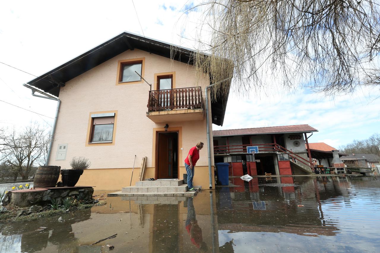 U odronu stijene potpuno uništeno sedam kuća