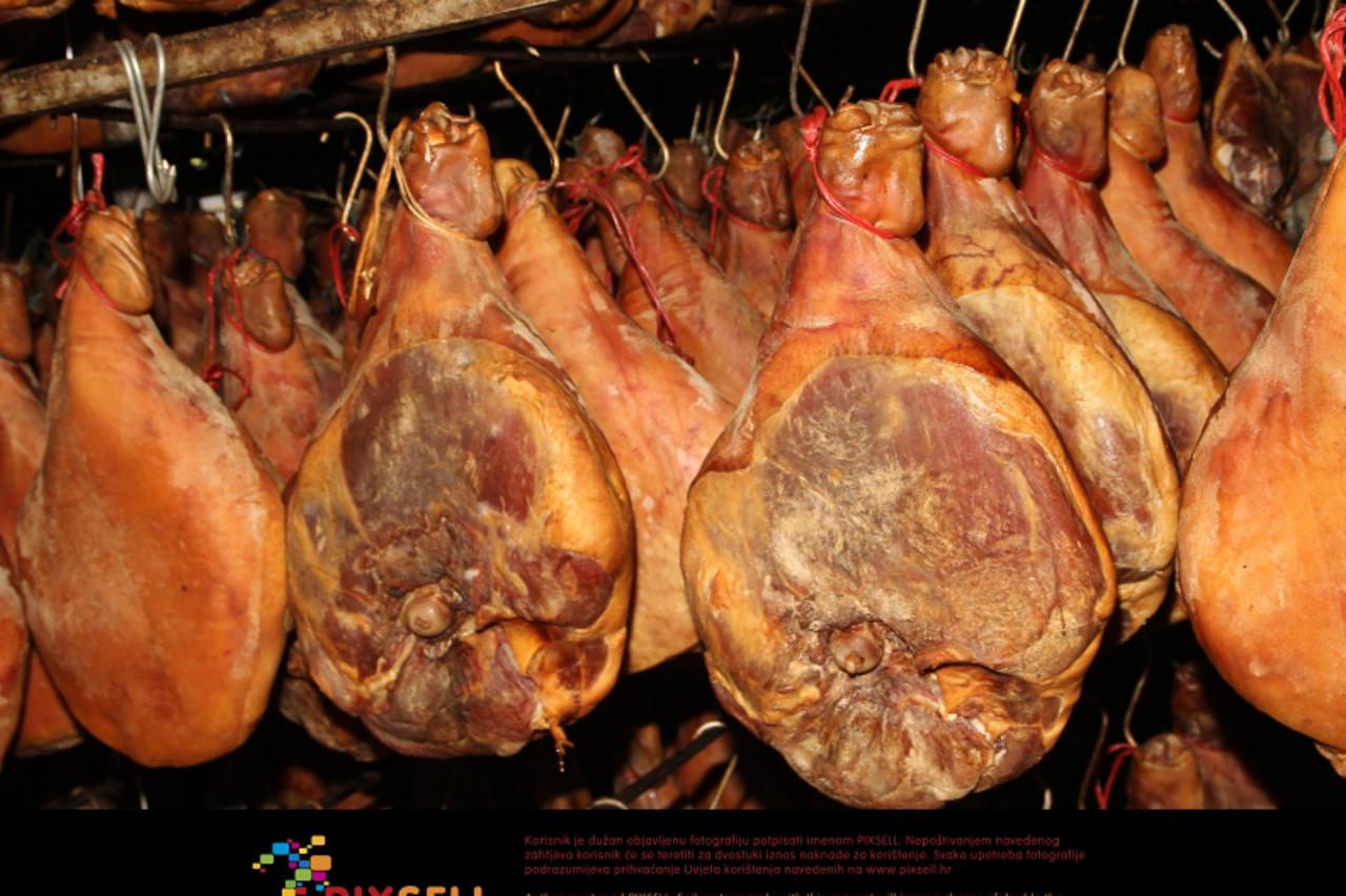 '15.04.2012., Miljevci - Drniski prsut, jedan je od sedam hrvatskih autohtonih proizvoda, gastronomskih delicija. Ministrastvo poljoprivrede zastitilo ga je  prema zemljopisnom podrijetlu, s cjelokupn