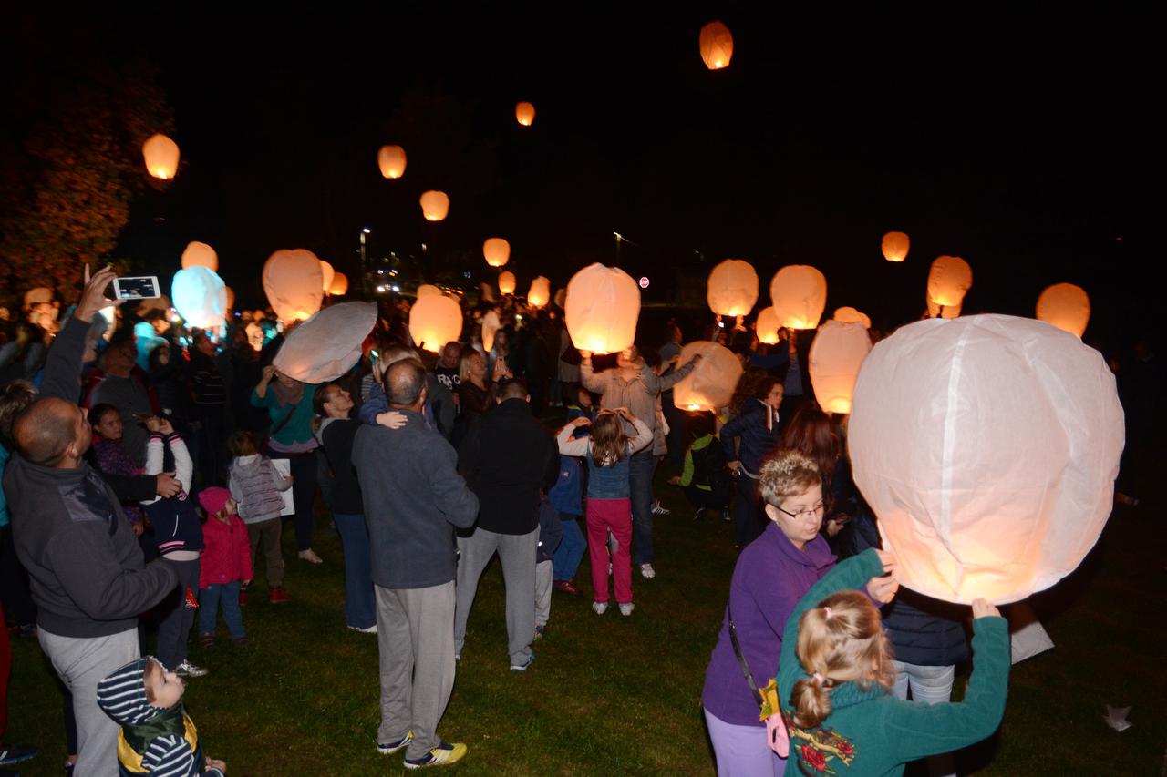 Sisak: U zrak pušteno 246 svjetlećih lanterni u spomen na poginule hrvatske branitelje