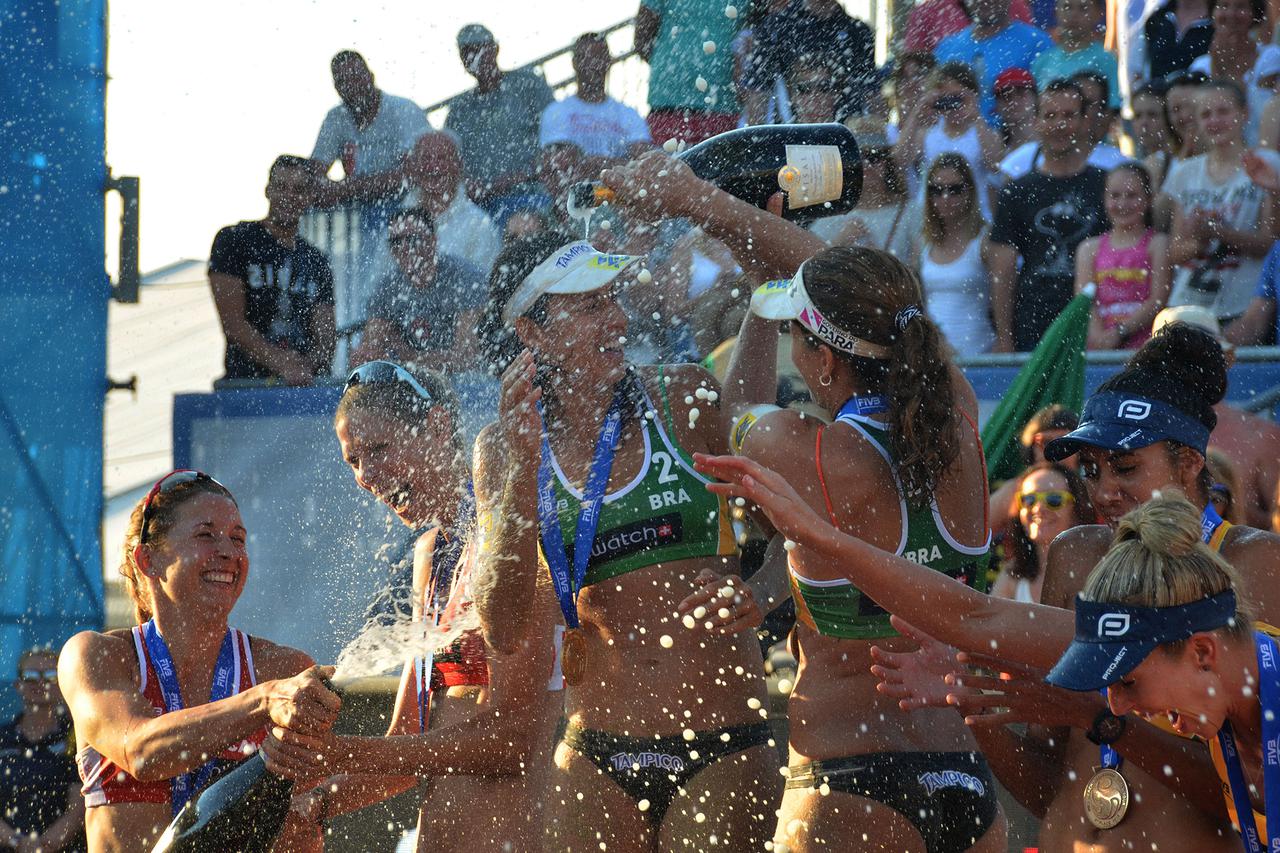 06.06.2015., Porec - Svjetski turnir u odbojci na pijesku - Porec Majora. Brazilke  Larissa  i Talita bile su bolje od  Kanadjanki Sarah Pavan i Heather Bansley, te osvojile zlato. Kanadjankama je pripalo srebro, a Australkama bronca.  Photo: Dusko Marusi