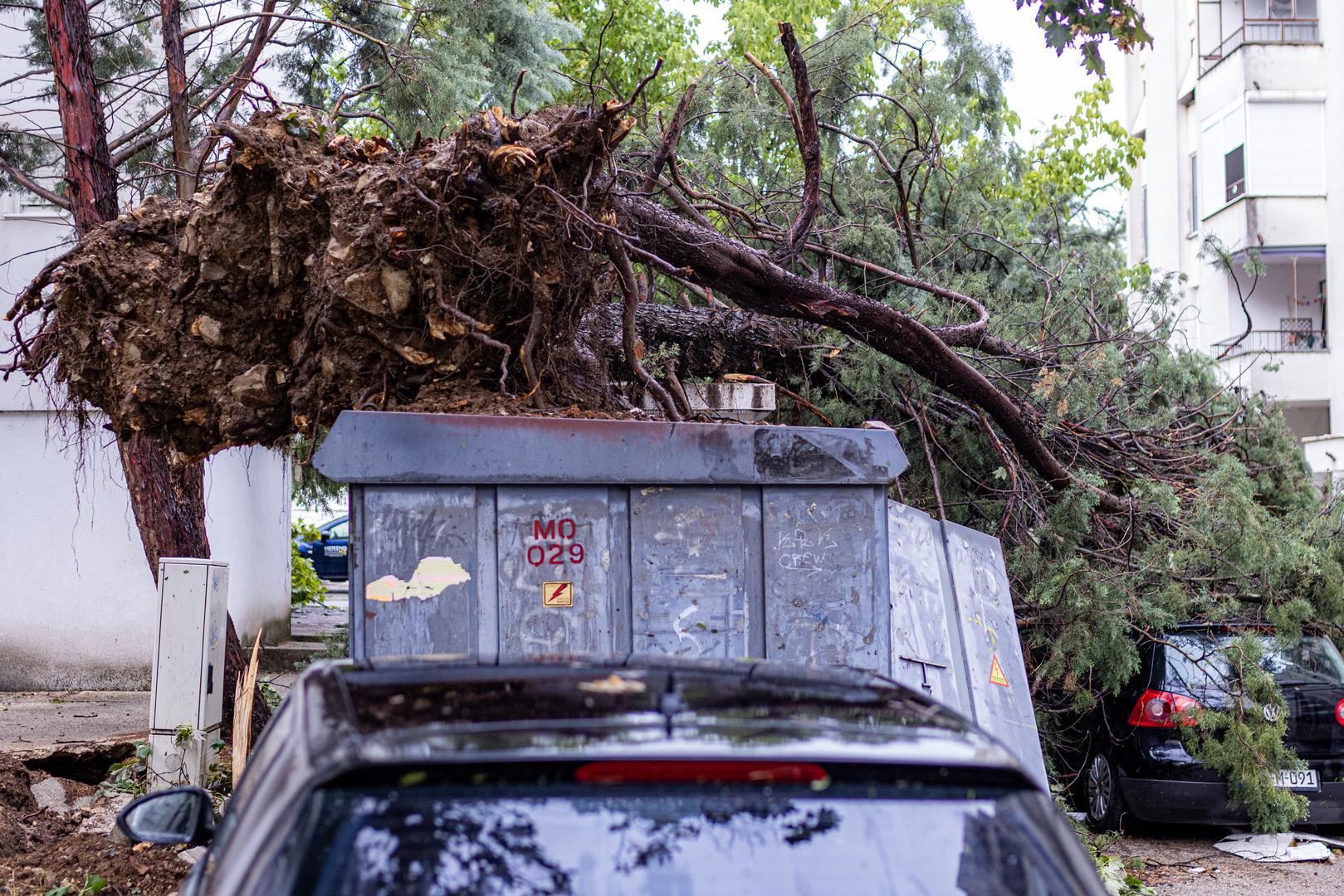 Nije zabilježen veći porast vodostaja rijeka, niti bujičnih poplava. Nisu zabilježene posljedice na području Jablanice na sjeveru Hercegovine koja je najteže nastradala u prošlogodišnjim katastrofalnim poplavama. 