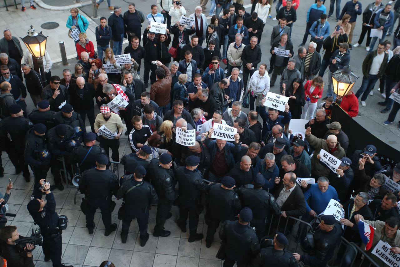 Ogorčeni građani Splita prosvjeduju protiv prikazivanja predstave Olivera Frljića