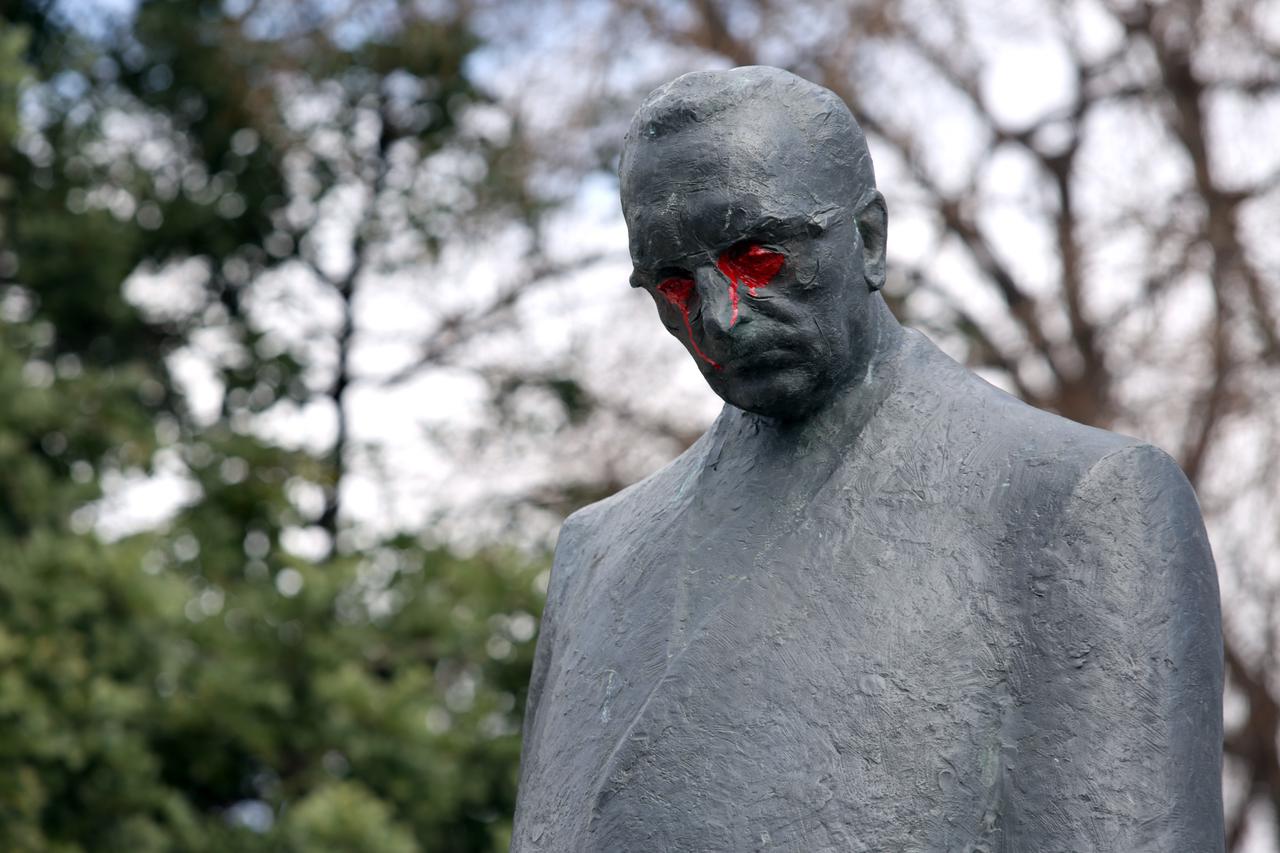 Vandali obojali oči na spomeniku Franji Tuđmanu u crveno