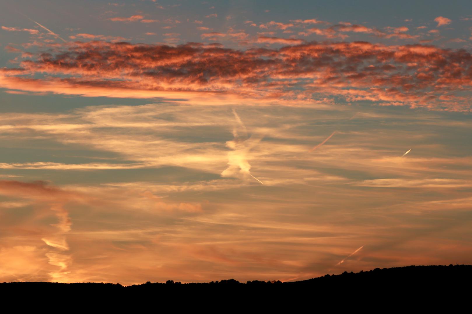 Zanimljiva silueta u obliku anđela za vrijeme zalaska sunca...