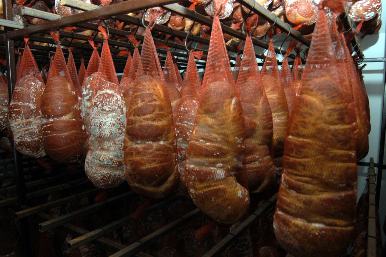 \'25.01.2011., Slavonski Brod - Po zavrsetku programa osposobljavanja u srednjoj skoli matija antun reljkovic brodski kulenari i kobasicari trebali bi preuzeti primat proizvodnje kulena u slavoniji ko