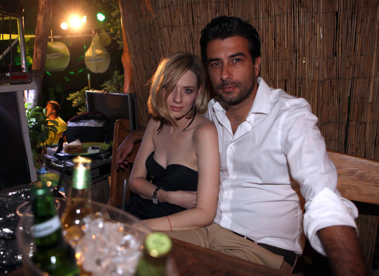 S Jankom Volarićem Popovićem, njenim prvim suprugom, Jelenu je također spojio najprije posao. Zajedno su radili na serijama "Ponos Ratkajevih", "Urota", "Obični ljudi"... Vezu s Jankom počela je 2007., a da su zajedno, doznalo se nakon njihova zajedničkog izlaska na koncert Jinxa. 