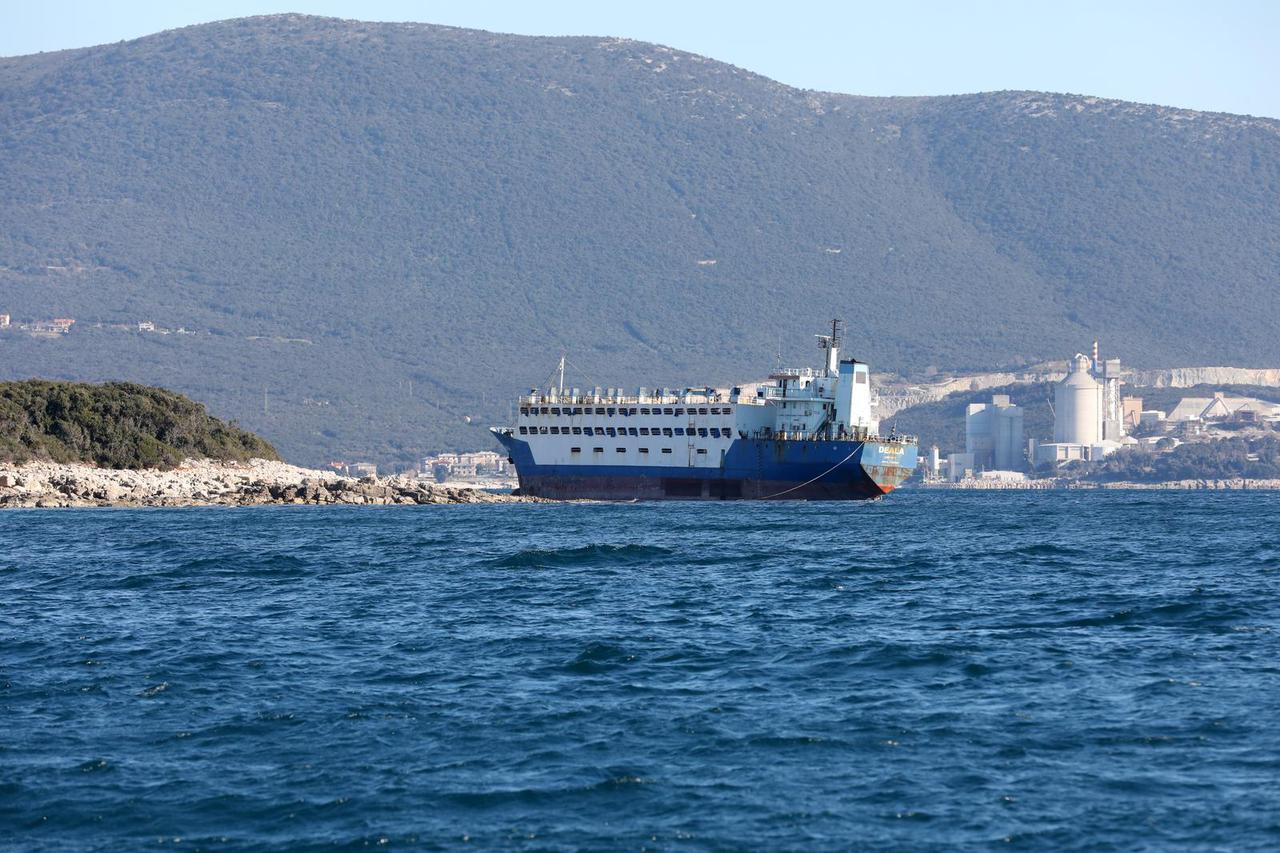 Kormačno: Nasukani brod Deala i dalje je problem