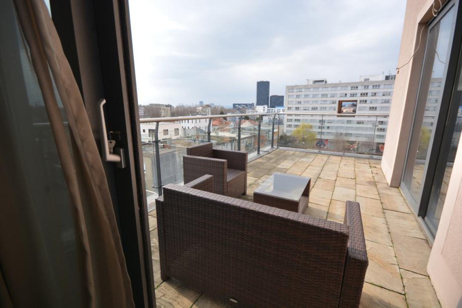 Terasa je 213.20 kvadata, a tri garažna mjesta su ukupne površine 55 m2