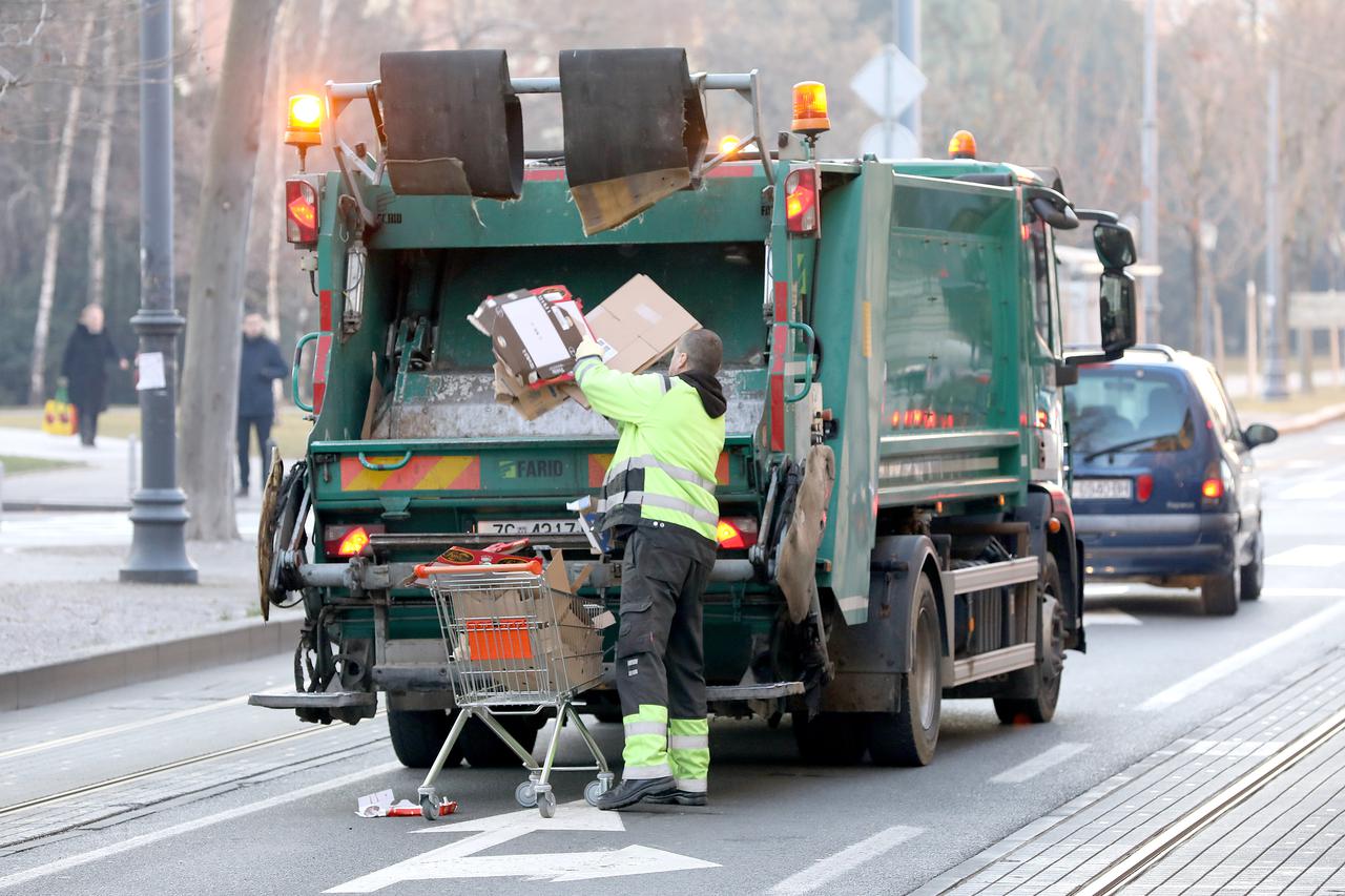 Zagreb: Radnici Čistoće odvoze odvojeno prikupljeni papir