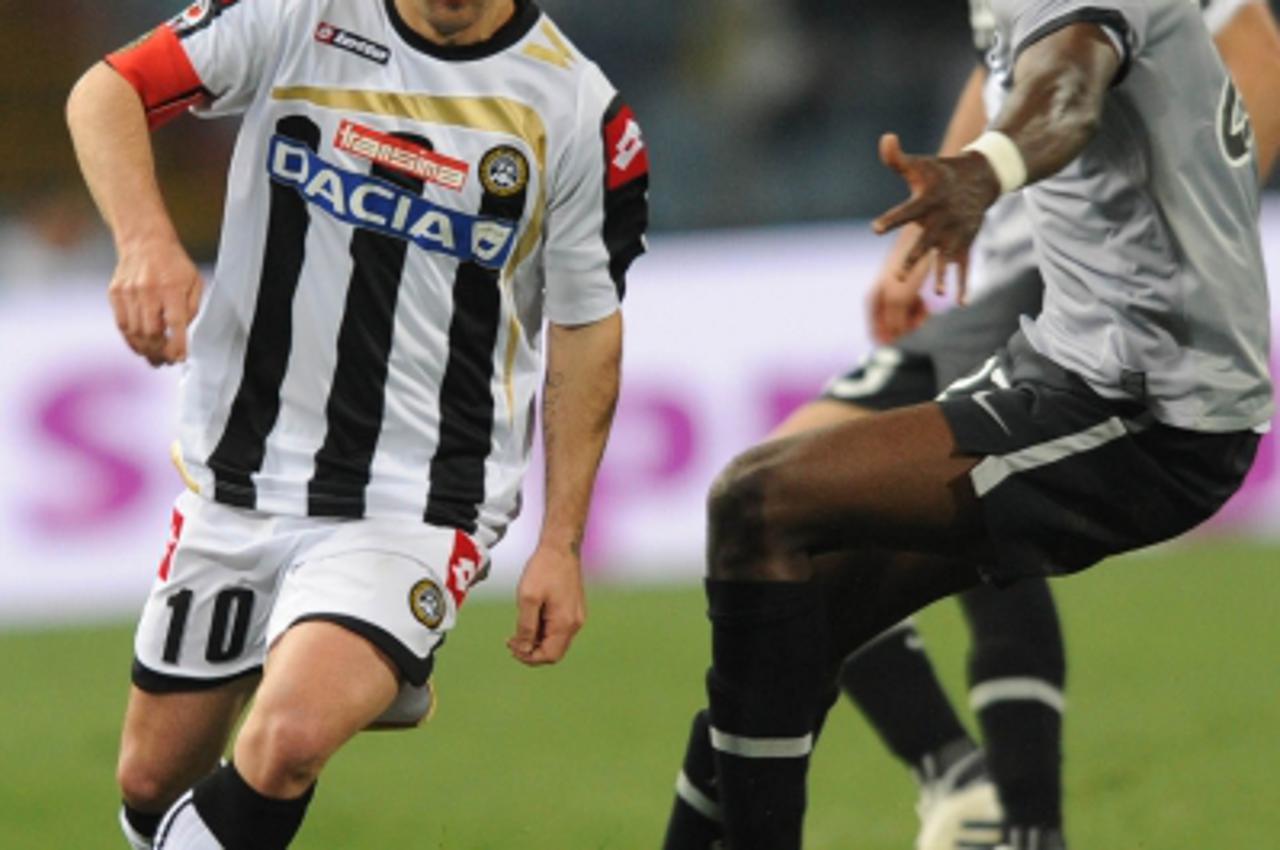 'Udinese\'s forward Antonio Di Natale fights for the ball with Mohamed Sissoko during their Serie A round of 32 football match on April 3, 2010 in Udine. AFP PHOTO / ANTEPRIMA'