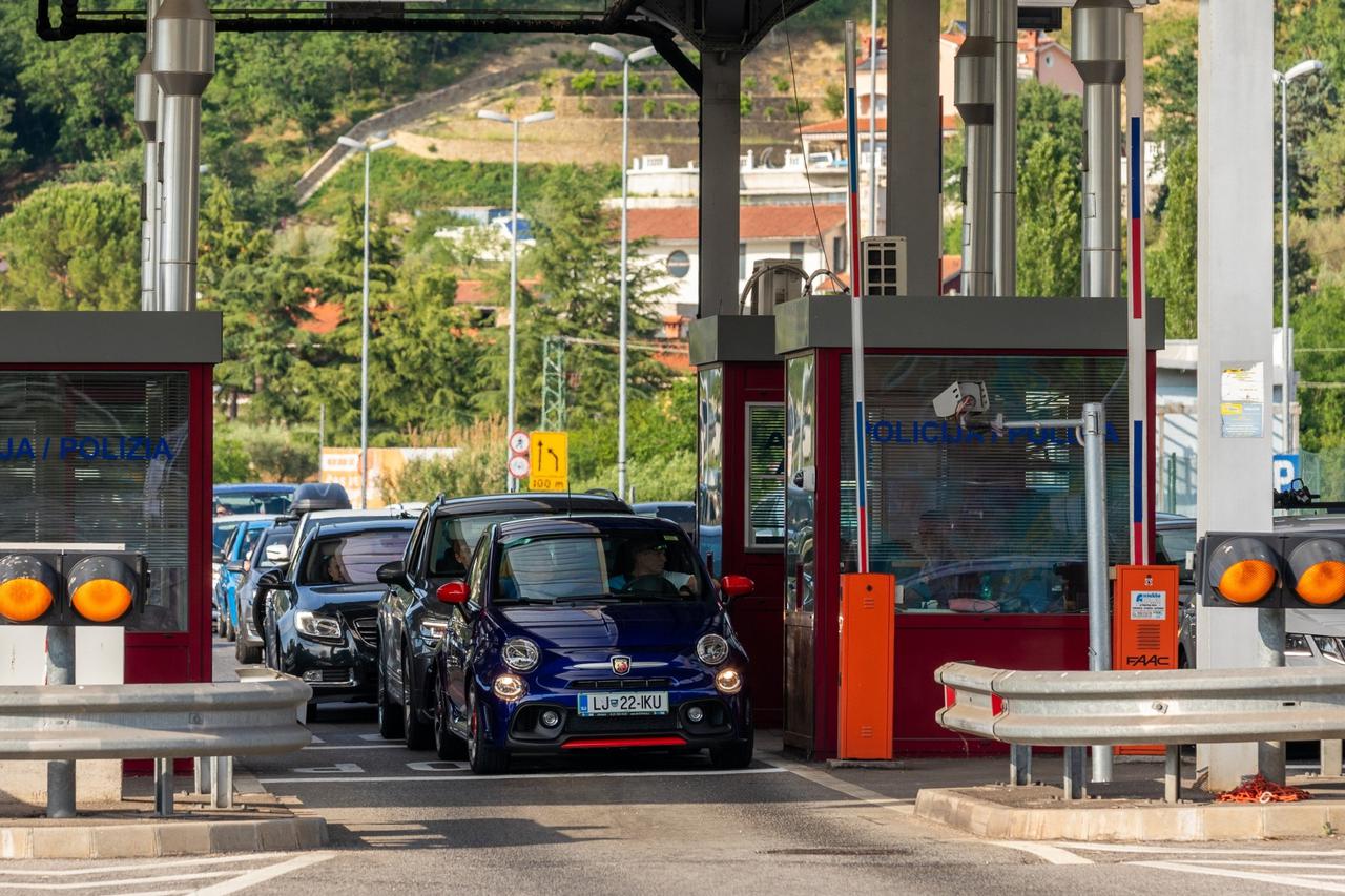 Strani džavljani ulaze u RH na graničnom prijelazu Kaštel