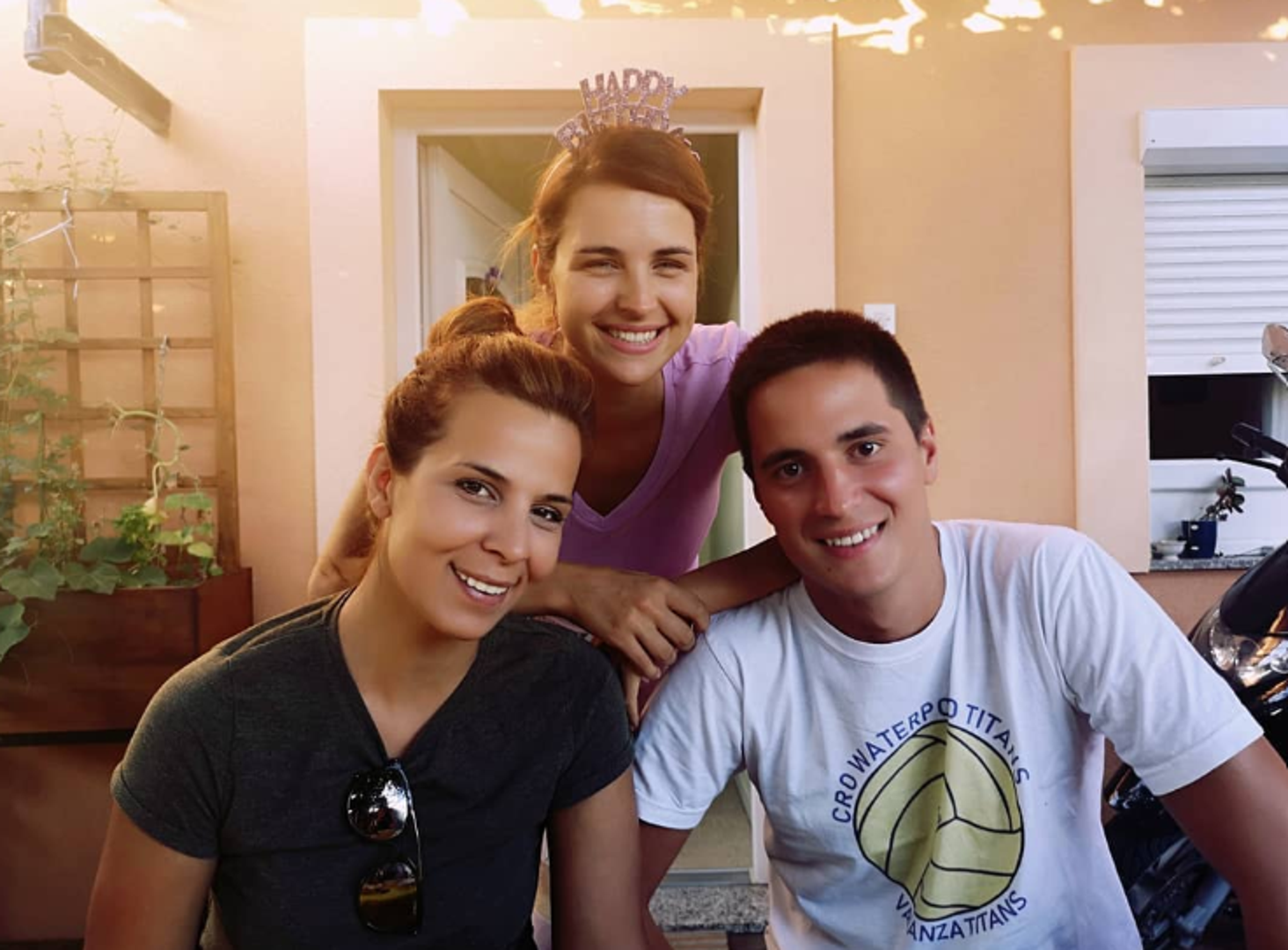 Tako se u nekoliko navrata moglo vidjeti kako objavljuje fotografije sa svojim bratom Stipom i sestrom Kristinom, članovima obitelji koje rijetko imamo priliku vidjeti u javnosti.

