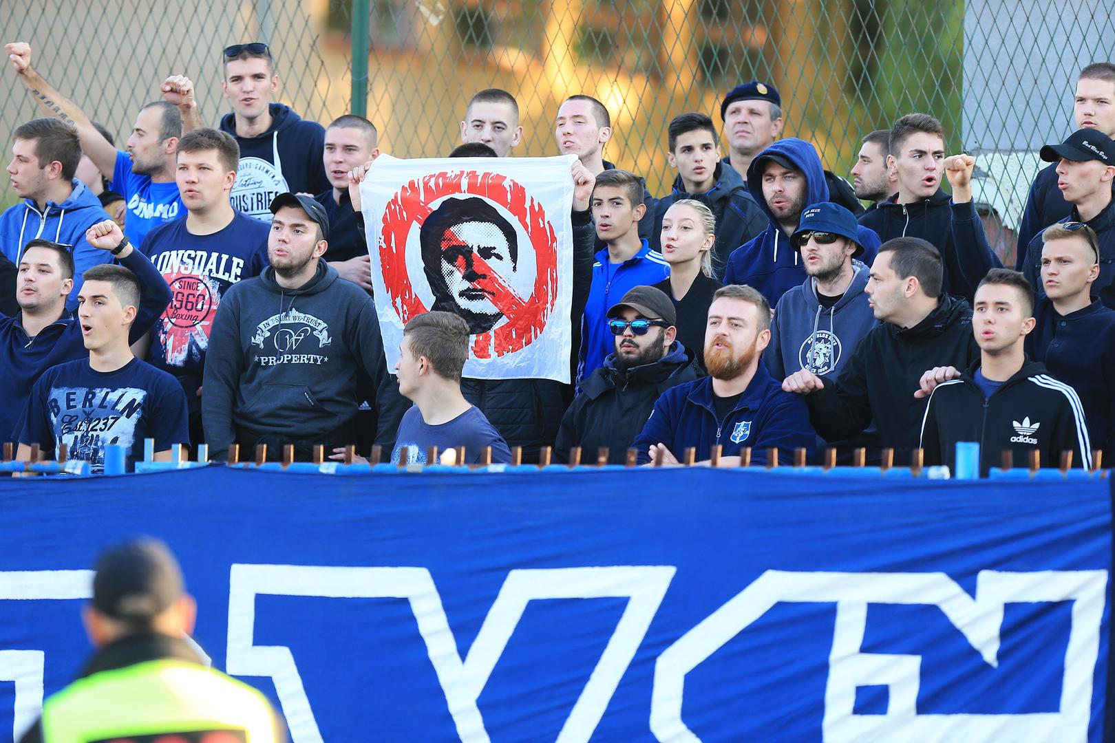 Navijačkim forumima proširila se informacija da bi to moglo biti zato što se, prema njihovu mišljenju, Mamić pokušava predstaviti kao mučenik kojem su montirani procesi...