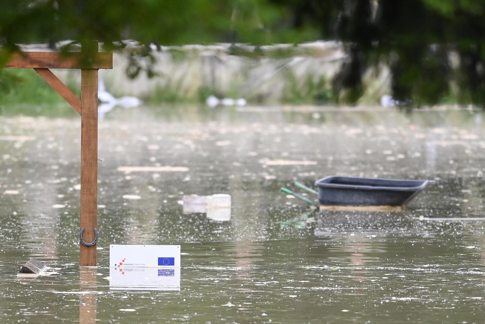 18.05.2023. Sisak - Uslijed puknuca nasipa poplavljena je udruga za terapijsko jahanje Kas. Konji su izvuceni na vrijeme, no unistene su stale i prostorije udruge. Photo: Igor Soban/PIXSELL