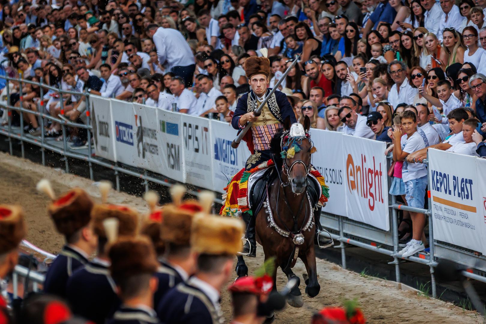 Ovaj grad poznat je po održavanju alke, to je viteška igra koja se održava svake godine u spomen velike pobjede 1715. Dan Grada slavi se 15. kolovoza, na dan Velike Gospe, koja je i zaštitnica grada.
