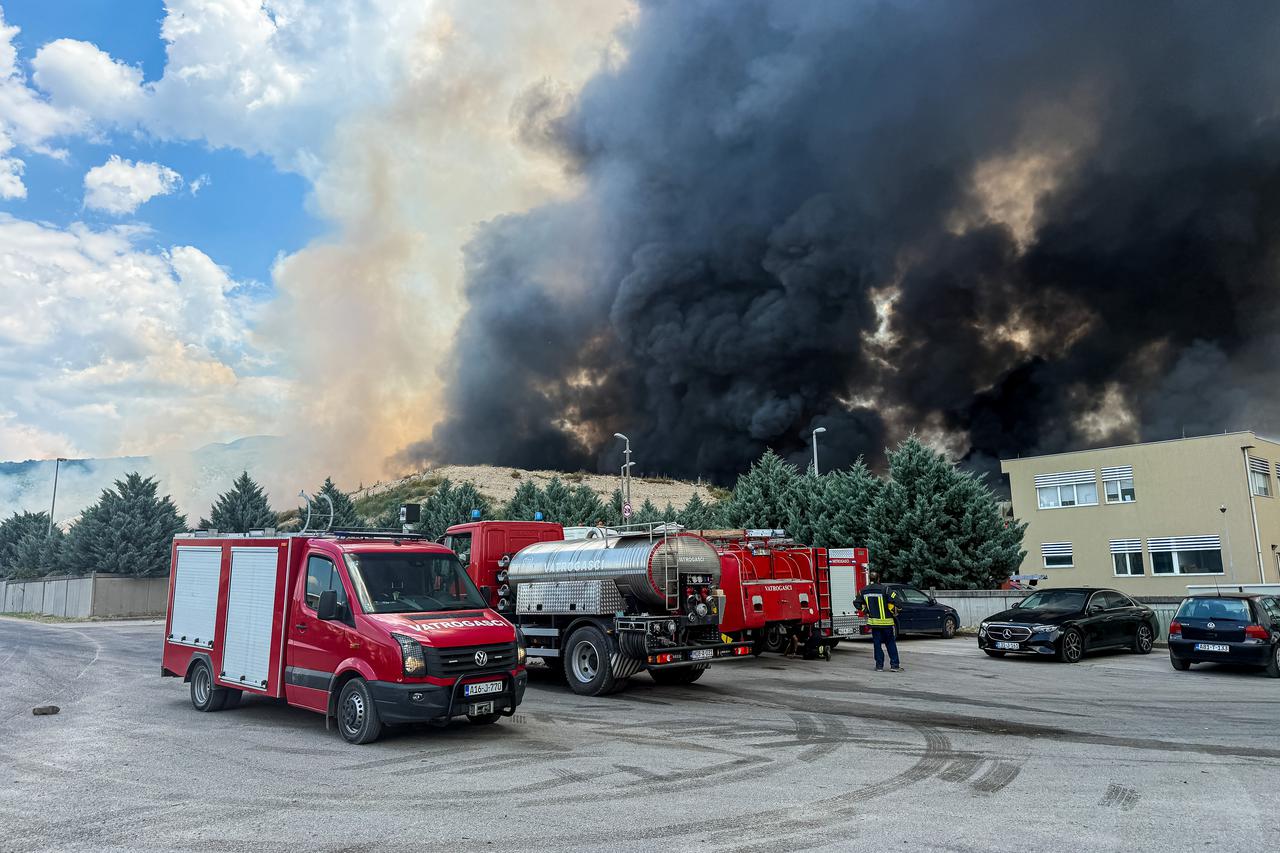 Mostar: Veliki požar na deponiju Uborak