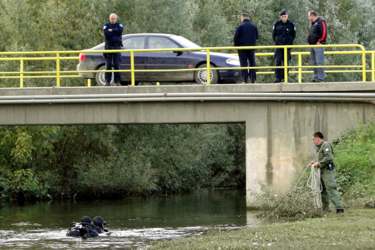 'brezovica-041010-brezovica-virovitca - Hrvatska - u petak su potok zupanijski kanala pretrazili i ronioci specijalne policijske postaje iz osijeka, ali od marija cadjavcana (38) ni traga  .Photo: Maj