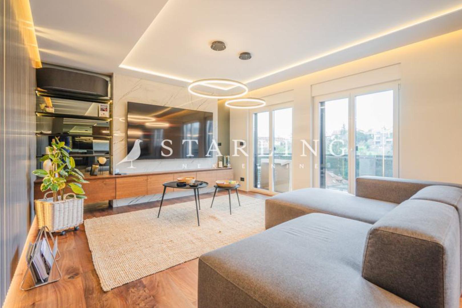 Grijanje je centralno etažno plinsko podno grijanje. Sva brojila su odvojena.Dva parkirna mjesta u dvorištu zgrade osigurana su električnim metalnim vratima koja su obvezna za najam u iznosu od 100 EUR za oba