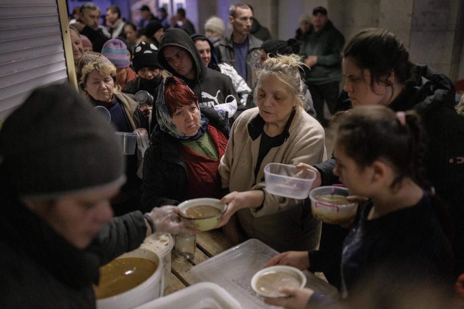 People who are sheltering in a metro station in northern Kharkiv receive food from volunteers as Russia's attack on Ukraine continues, Ukraine, March 24, 2022.  REUTERS/Thomas Peter Photo: Thomas Peter/REUTERS