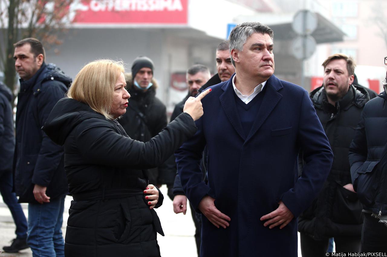 Sisak: Predsjednik Milanović obišao stambenu zgradu oštećenu u potresu te građane koji su smješteni u kontejnerskom naselju