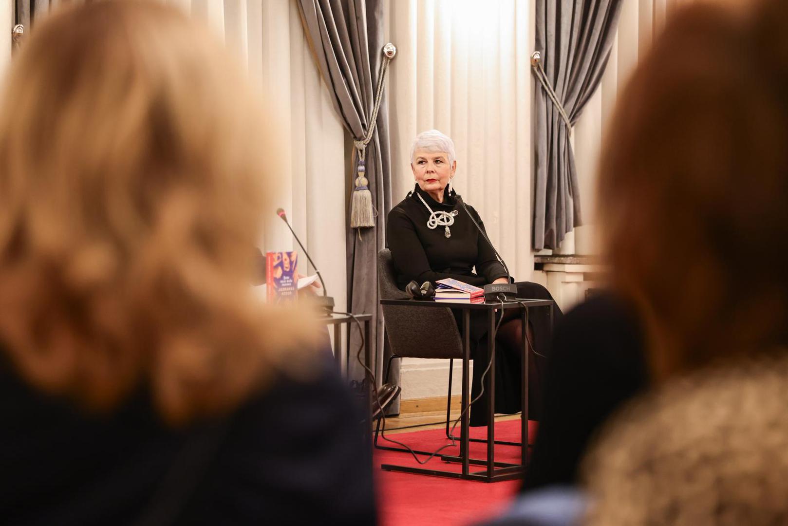 "Jadranka Kosor autorica je više knjiga među kojima se ističu 'Premijerka" i "Kraljica: Života ima i izvan politike',  koje su najavile ovaj snažan autobiografski ciklus i dovele do knjige 'Žene koje mašu rukama' za koju bih rekao da je najhrabriji dio tog niza", rekao je na predstavljanju knjige urednik u Frakturi Seid Serdarević. 