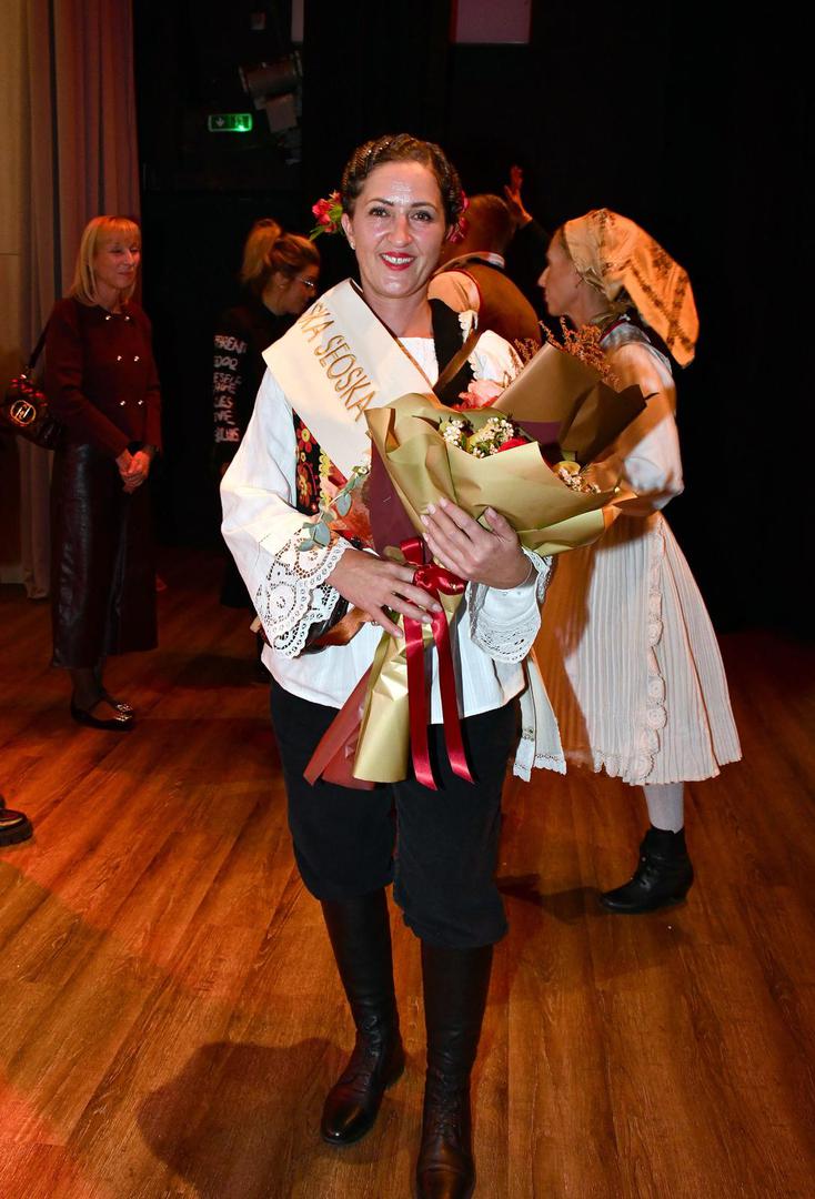 11.10.2025., Nova Gradiska - Aleksandra Zajac, predstavnica Vukovarsko-srijemske zupanije, proglasena je najuzornijom hrvatskom seoskom zenom u 2025. godini. Titulu druge pratilje ponijela je Katica Katusa, a titulu prve pratilj Danijela Jakopovic. Photo: Ivica Galovic/PIXSELL