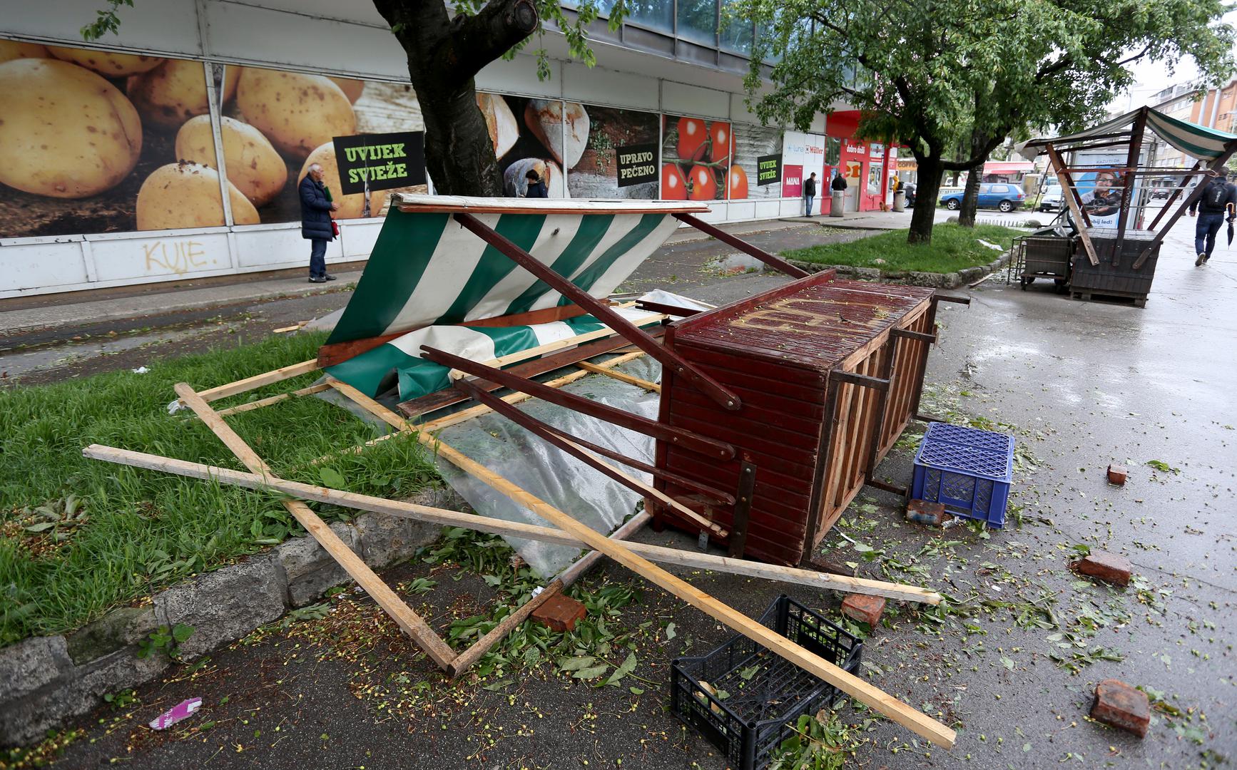 Snažan i olujan vjetar pogodio je Zagreb, a na ulicama se nalazi mnogo polomljenih grana stabala, razbacanih kanti za smeće, pa čak i štandova. Ponegdje su oštećeni semafori, intervencijske službe i vatrogasci su na terenu, a policija upozorava građane da ne izlaze ako ne moraju. 
