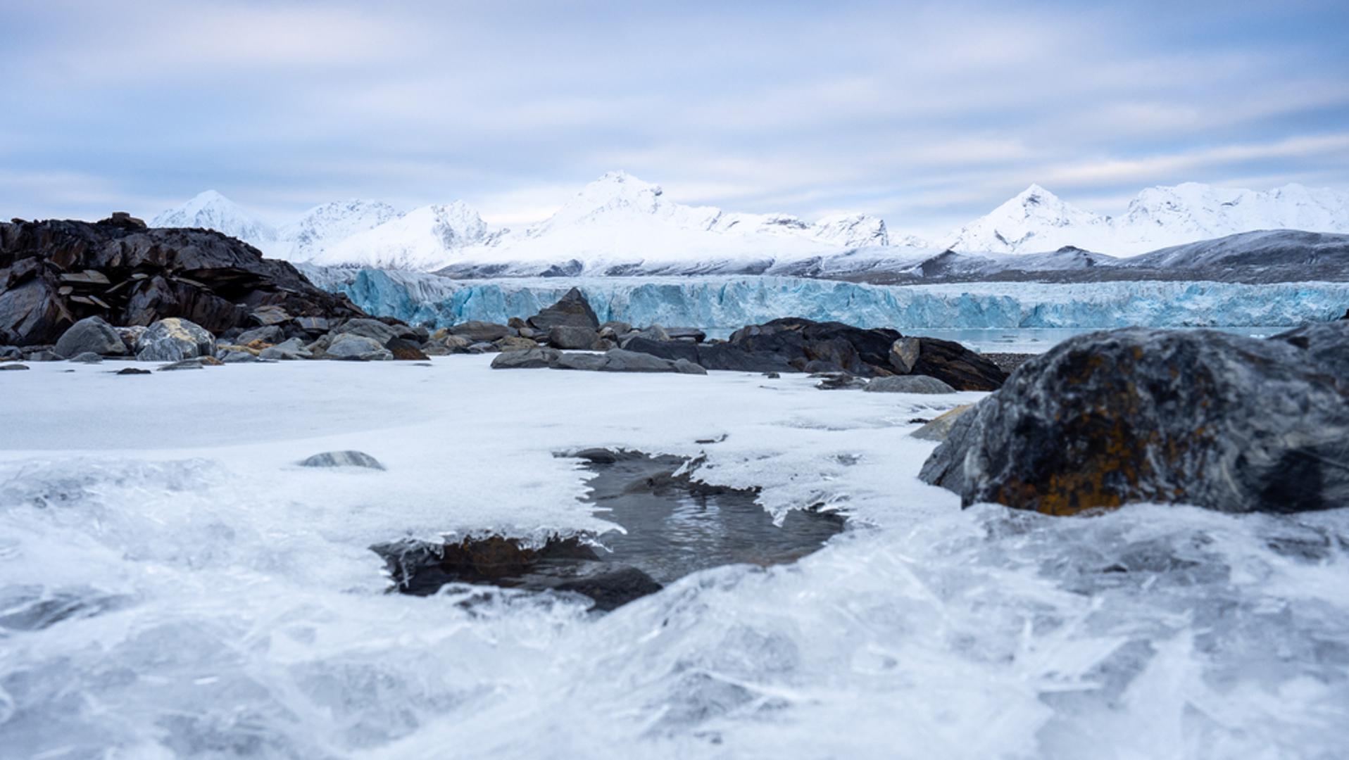 Ima kopnenu granicu dugu 1,2 kilometra: Grenland dijeli kopnenu granicu s Kanadom, ali samo na Hans Islandu, i duga je oko 1,2 km. To je jedna od najkraćih međunarodnih kopnenih granica na svijetu. Simbolična je, ali geografski jako zanimljiva.