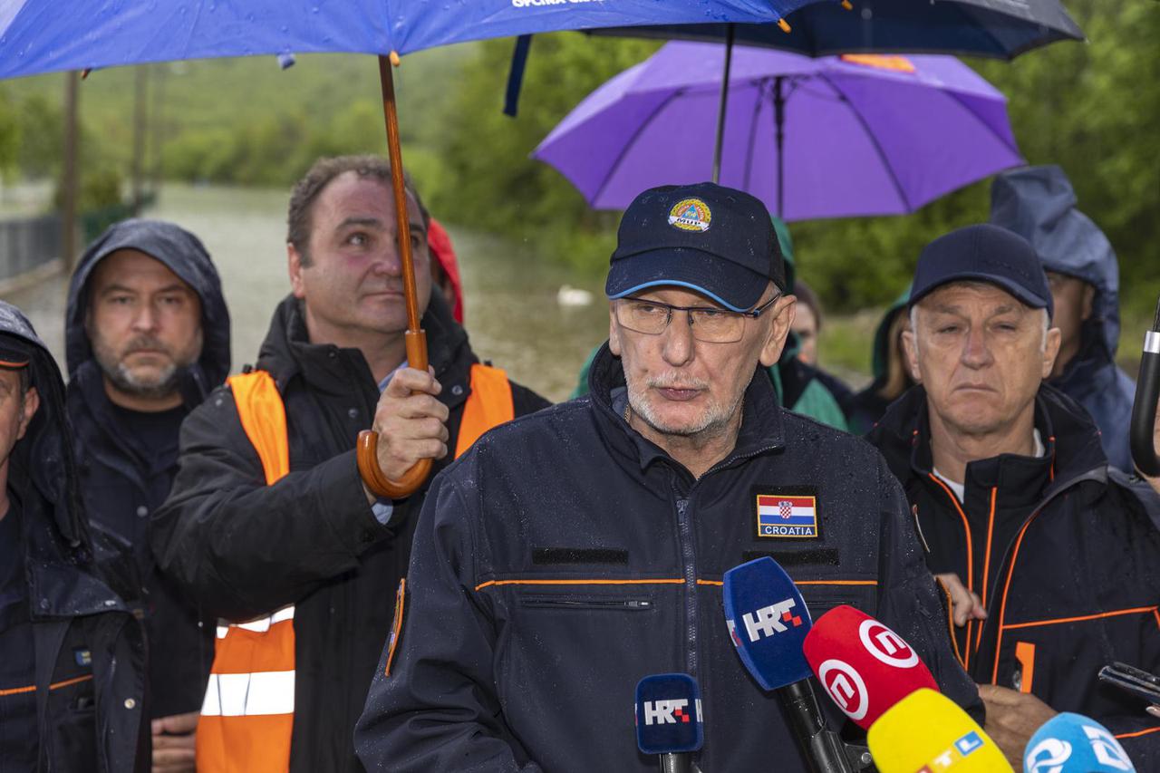 Davor Božinović stigao u Gračac kako bi obišao poplavljena područja