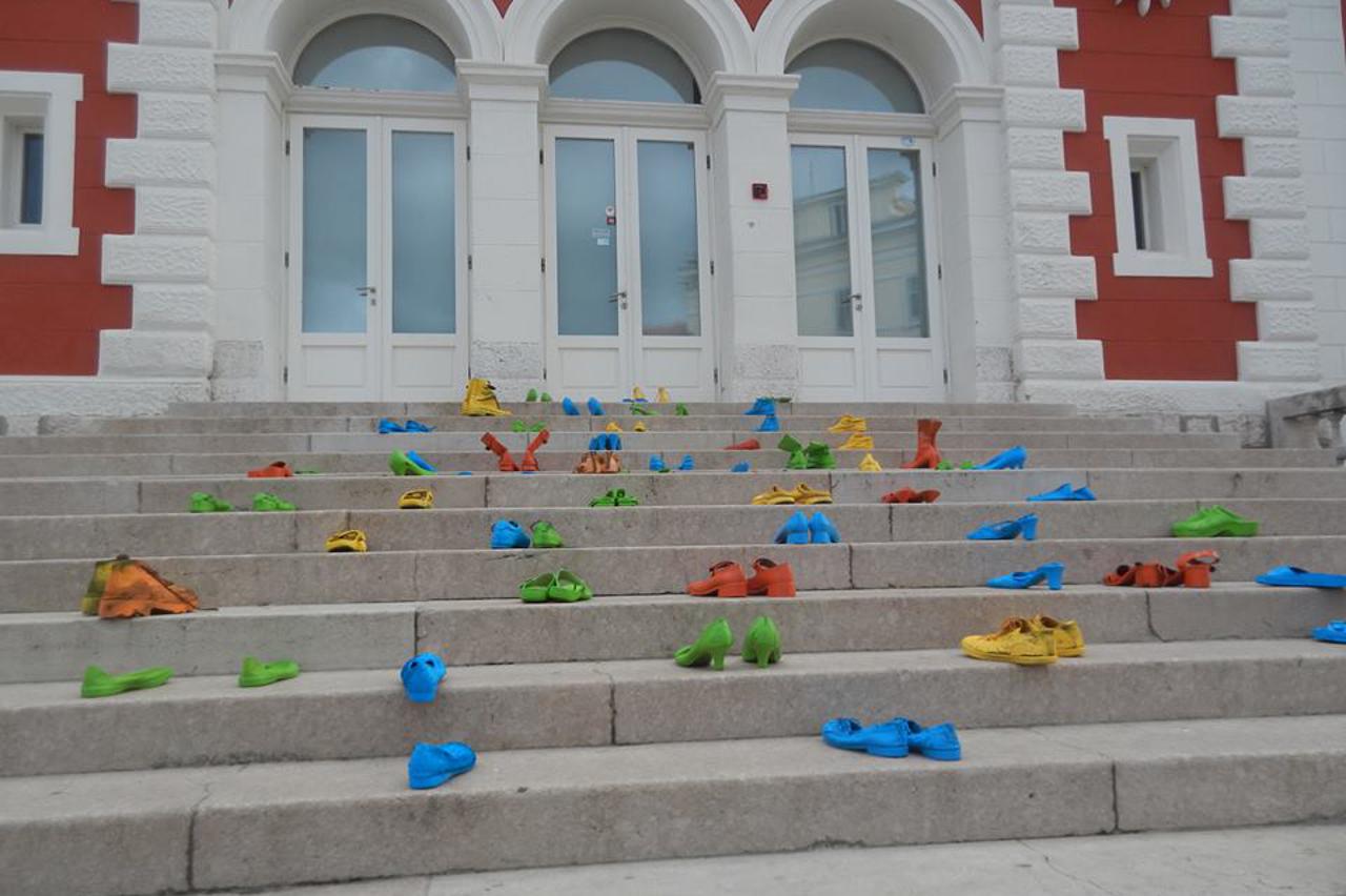 Neobična instalacija ispred zgrade učilišta