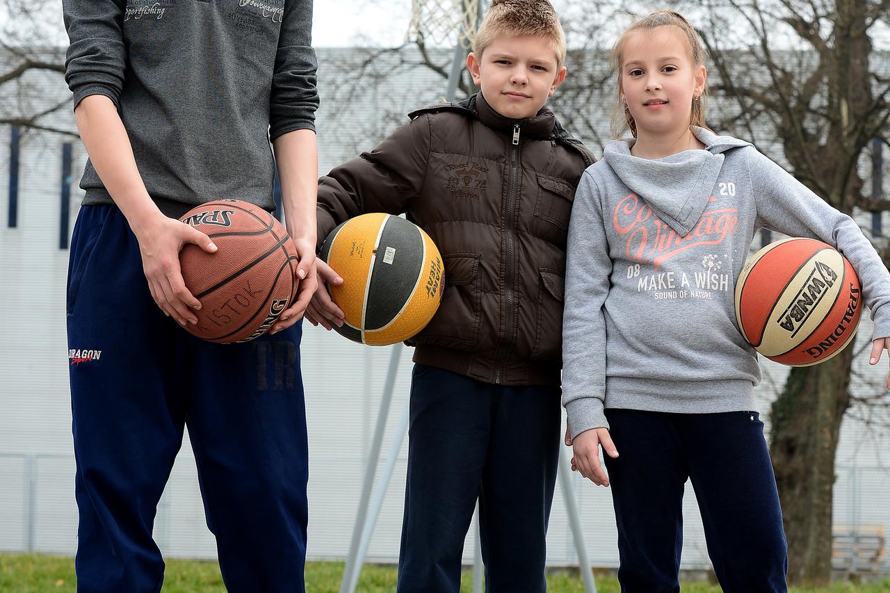 24.3.2015., Zagreb -  Djeca iz zagrebackog naselja Kozari bok organiziraju humanitarni buvljak, kako bi pomogli svom kosarkaskom klubi Istok. Photo: Marko Prpic/PIXSELL