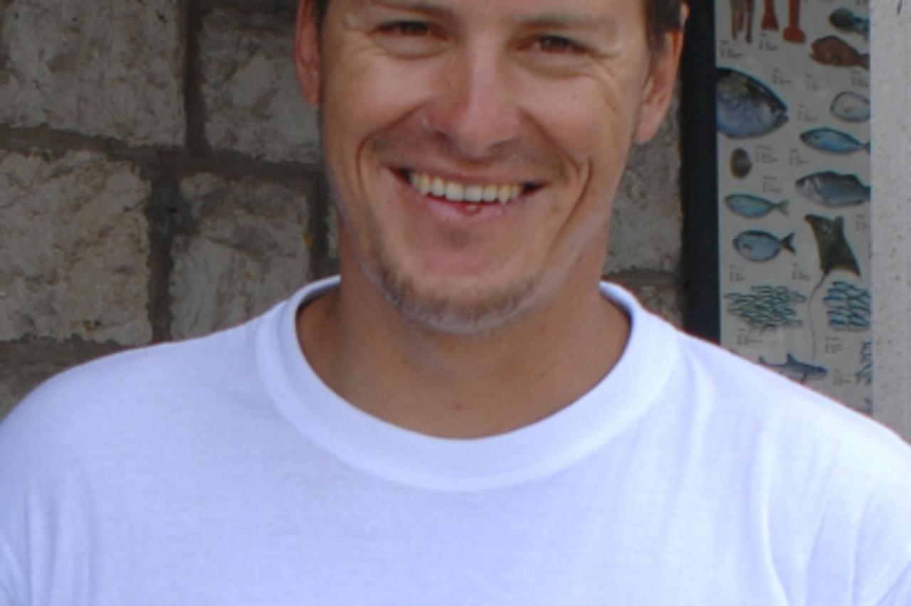 'sport...sobra/mljet...03.07.2009...ivica kostelic u luci mljetskog mjesta sobra, nakon trotjedne avanturisticke rute gumenjakom po jadranu i otocima, svakodnevno dolazi u sobru po namirnice i ostale 