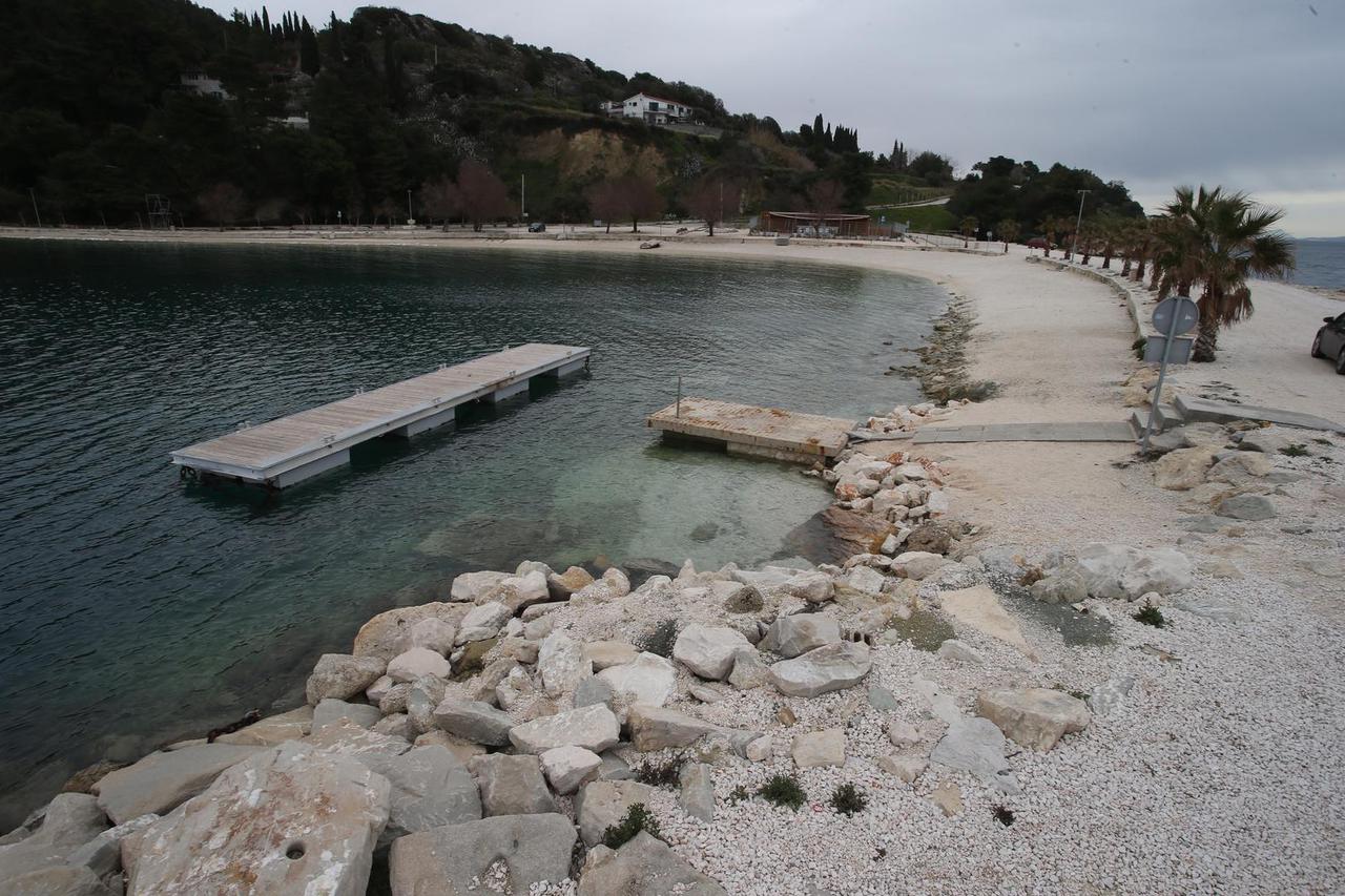 Split: Popularno kupalište u uvali Kašjuni
