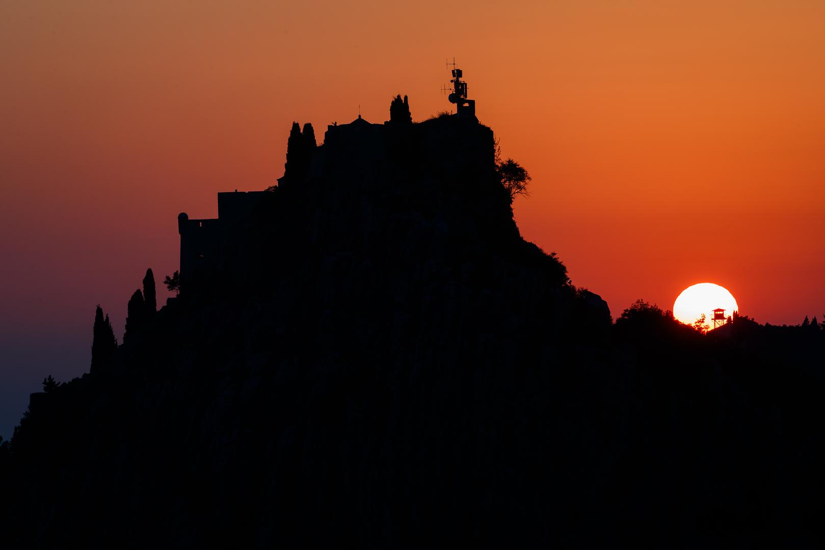 14.10.2023., Klis  Ozrna - Pogled sa obronaka Mosora na Klisku Tvrdjavu i zalaz sunca. Photo: Zvonimir Barisin/PIXSELL