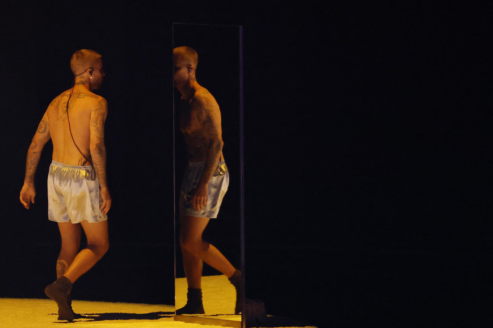 Modne dodatke sveo je na minimum uz ogrlicu od 100 karata draguljarnice Lorraine Schwartz i svoj prepoznatljivi piercing u nosu. 