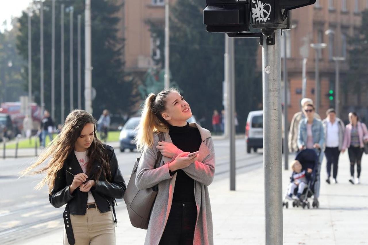 Prvi semafor u Hrvatskoj koji pješake zadubljene u ekran mobitela upozorava na crveno