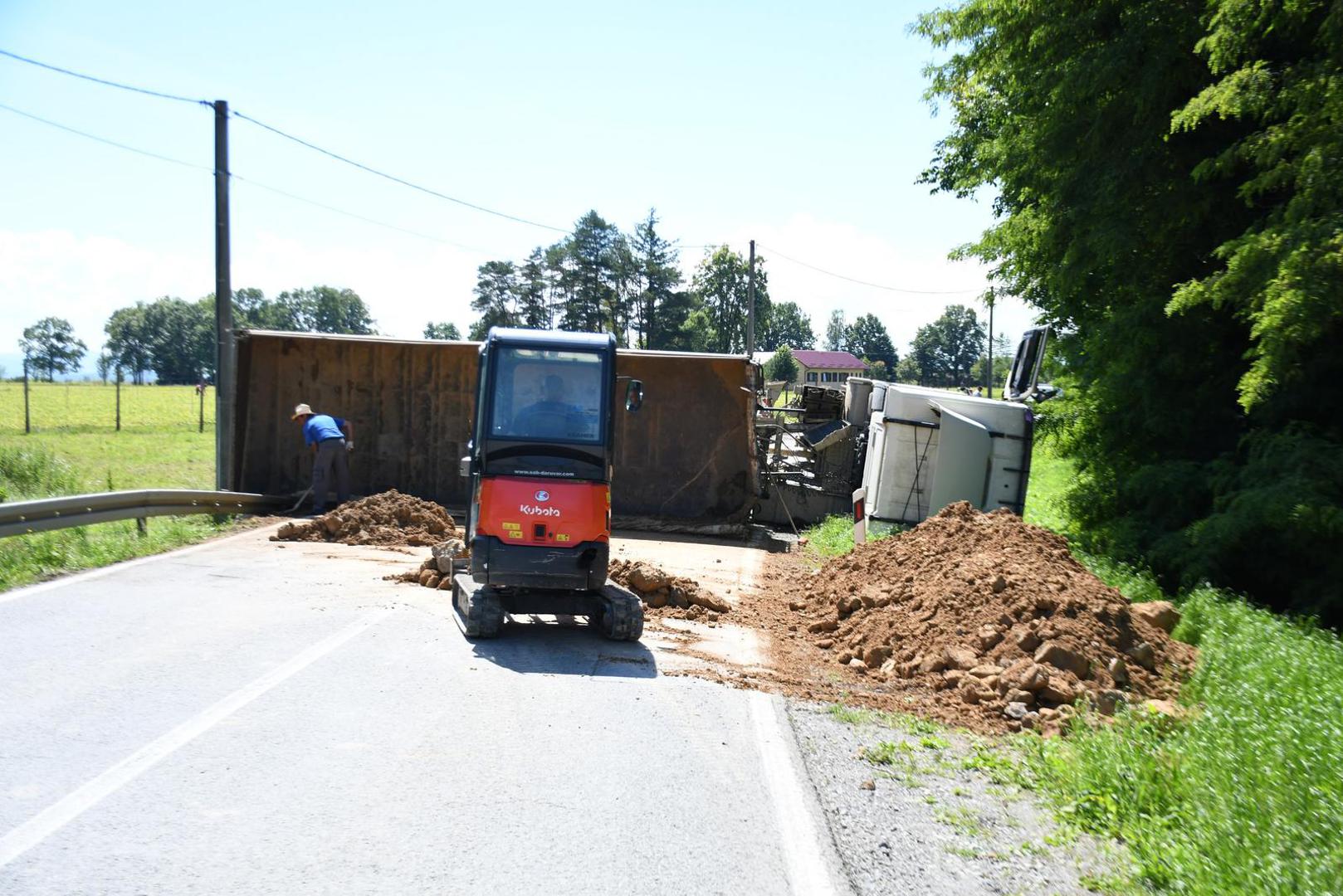 Malenim bagerom zemlja je pokupljena, no ostaje zadatak podizanja i uklanjanja kamiona.