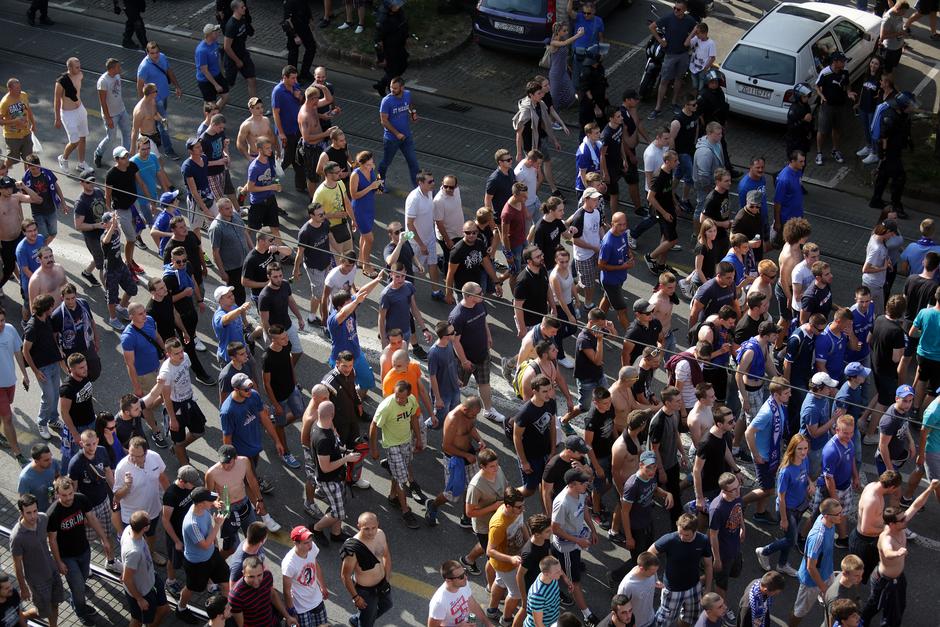 Zagreb: BBB u koloni krenuli na stadion s transparentom