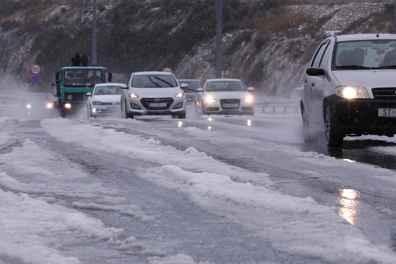Klis: Hladna fronta donijela snježni pokrivač 