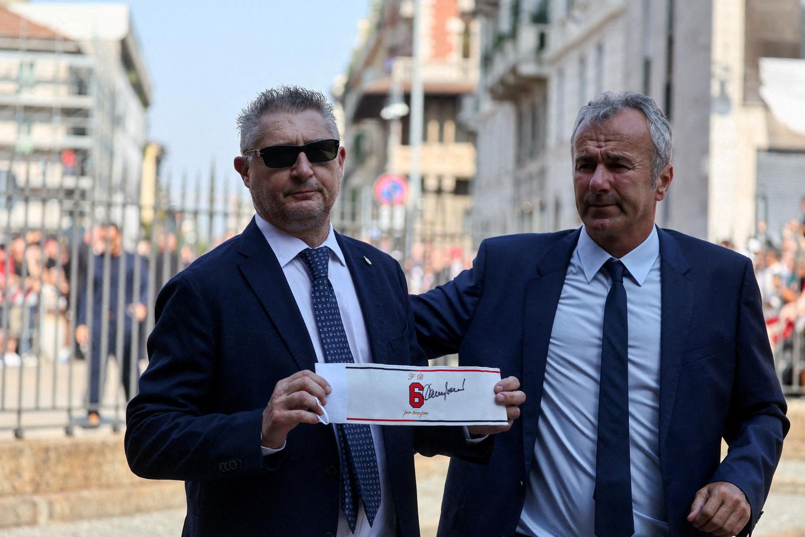 Puno pažnje privukla je i posebna traka koju su držali Daniele Massarro i Dejan Savićević. Riječ je bila o Milanovoj kapetanskoj traci s Baresijevim brojem šest. Moguće da je riječ o traci koju je i sam nosio na utakmici, ali to zasad nije poznato.