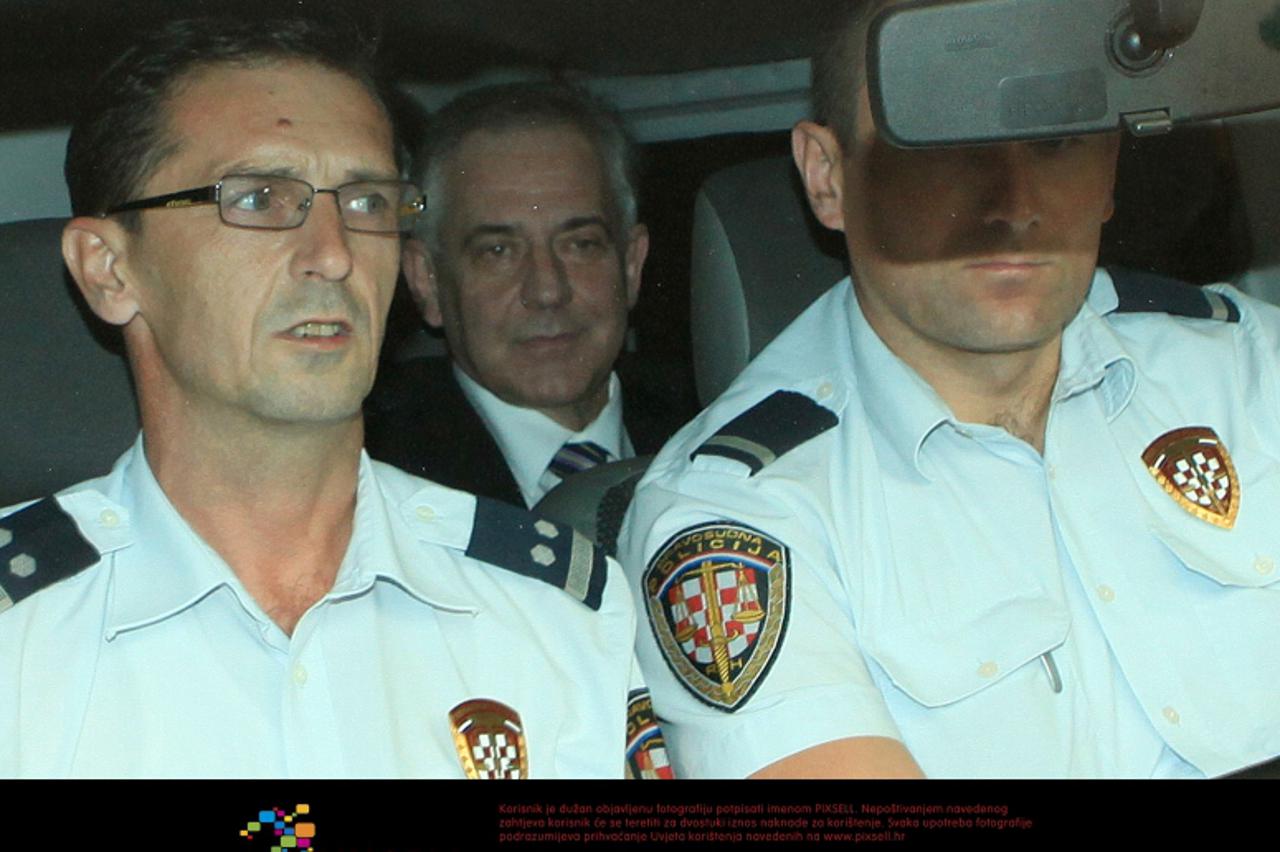 \'30.09.2011 .,Zagreb - Bivsi premijer Ivo Sanader odlazi u pratnji specijalne i pravosudne policije sa Zupanijskog suda. Photo: Robert Anic/PIXSELL\'