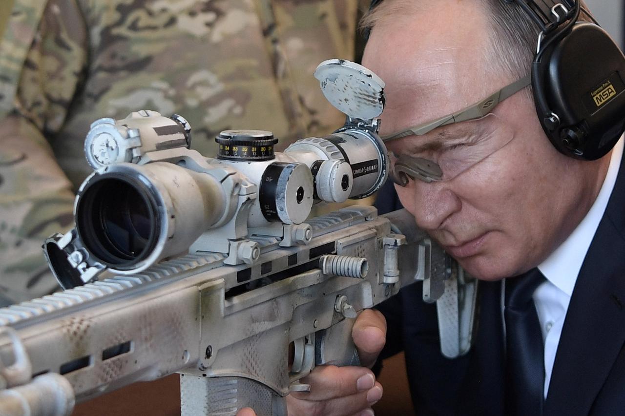 Vladimir Putin puca iz snajpera Kalašnjikov