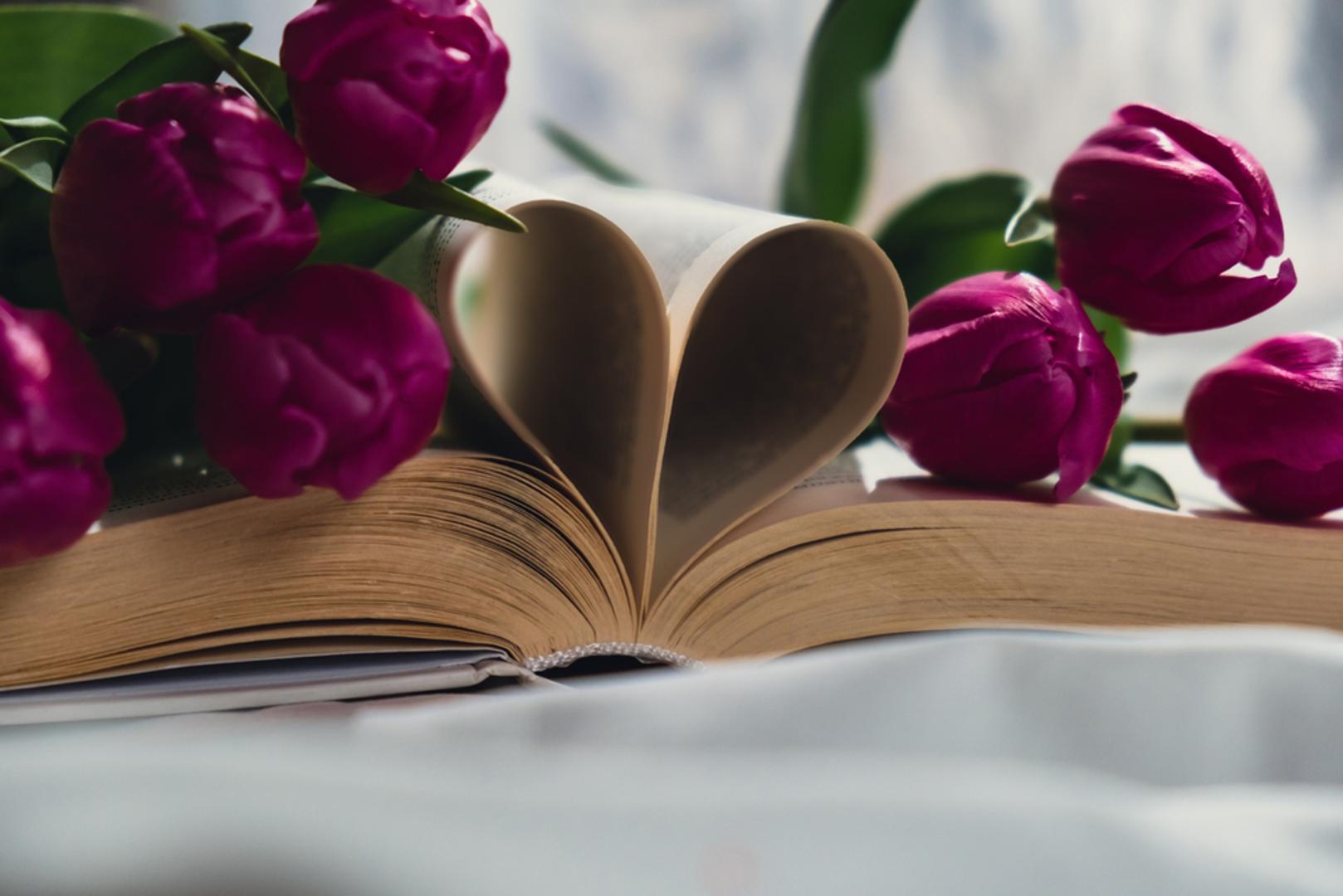 Blizanci: Blizancima je najdraži poklon priča: knjiga s posvetom, društvena igra, karta za stand-up ili nešto tech što će isprobavati. Vole iznenađenja, ali i poklone koji potiču razgovor i smijeh. Ubacite i malu poruku s tragovima za 'lov na blago', obožavat će igru.