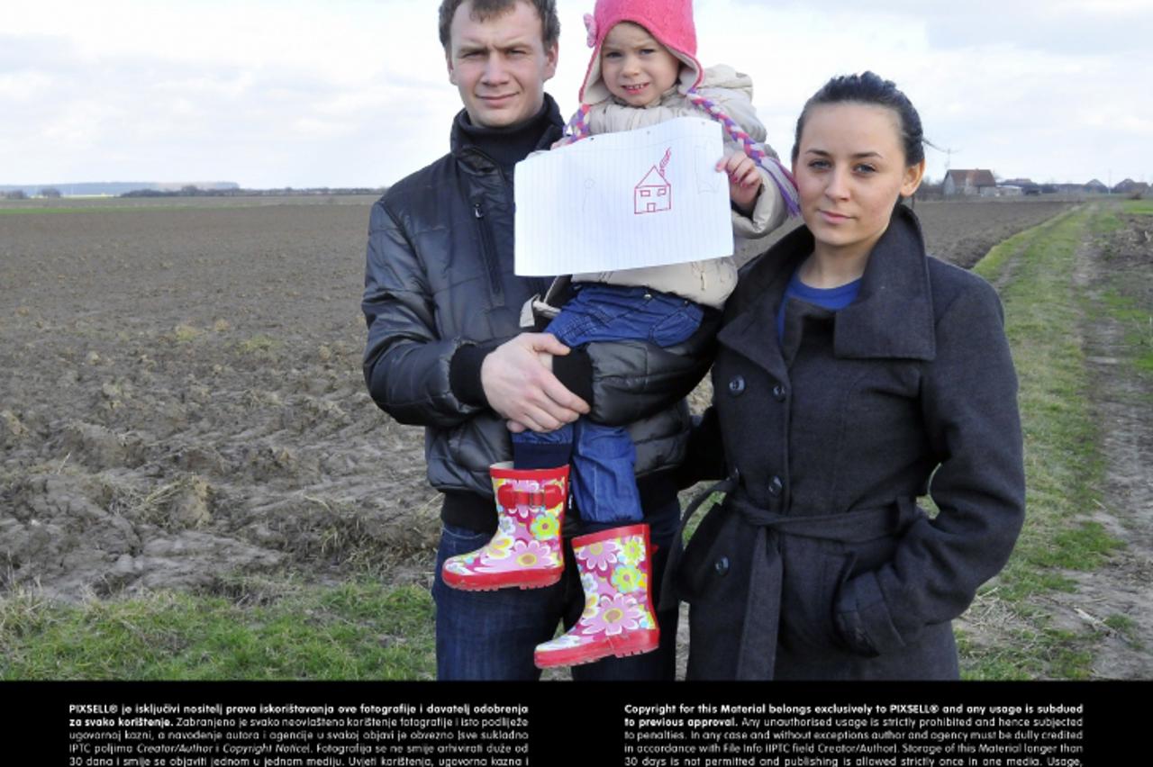'07.02.2013., Otok - Kako bi potaknuli naseljavanje i pomogli mlade obielji , grad Otok je za njih osigurao zemljiste a drzava im daruje projekt i grdadjevinski materijal. Obitelj Zrno otac Alen, majk