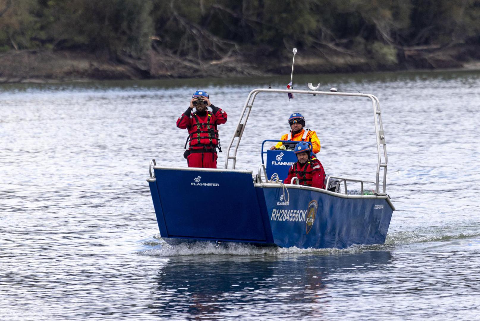 06.10.2025., Sotin - Na Dunavu kod Sotina prevrnuo se camac sa vise putnika, deset ljudi je spaseno dok je jedan smrtno stradao,a za jednim se jos traga. Sluzbe civilne zastite u suradnji s policijom pretrazuju obalu Dunava Photo: Davor Javorovic/PIXSELL