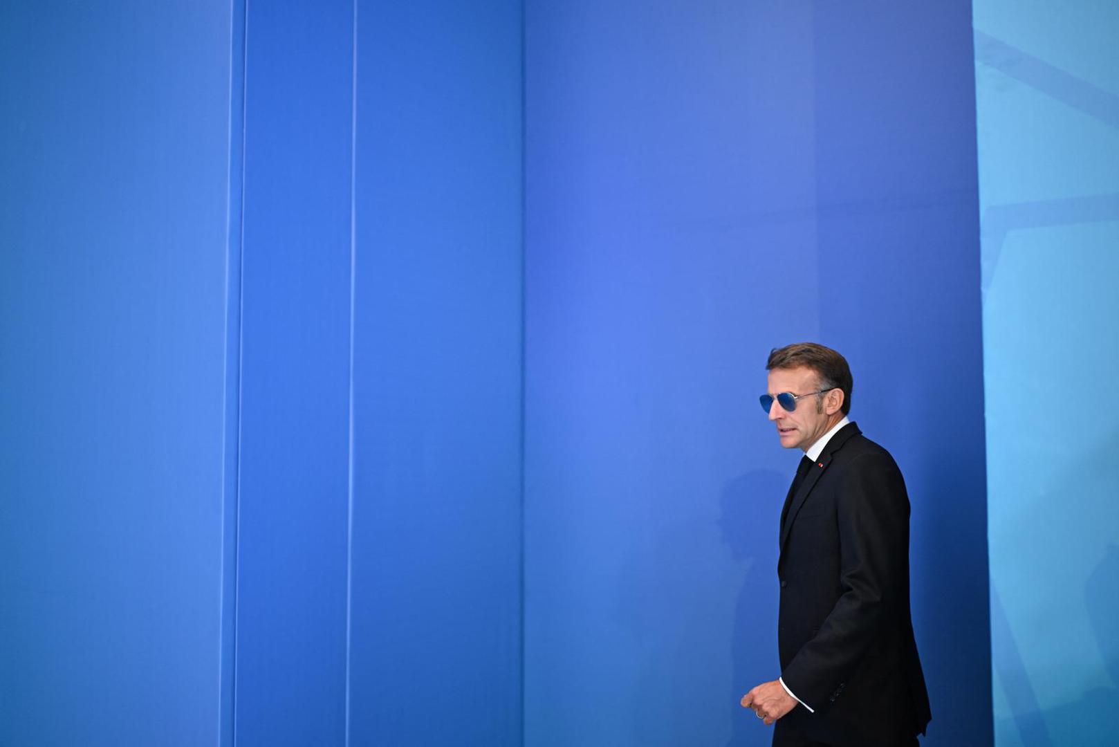 Iako su dužnosnici prvotno govorili da je riječ o privremenom stanju, Macron je naočale nastavio nositi na više javnih događaja posljednjih mjeseci, a njegov dolazak na NATO summit u Ankari najnoviji je takav primjer.