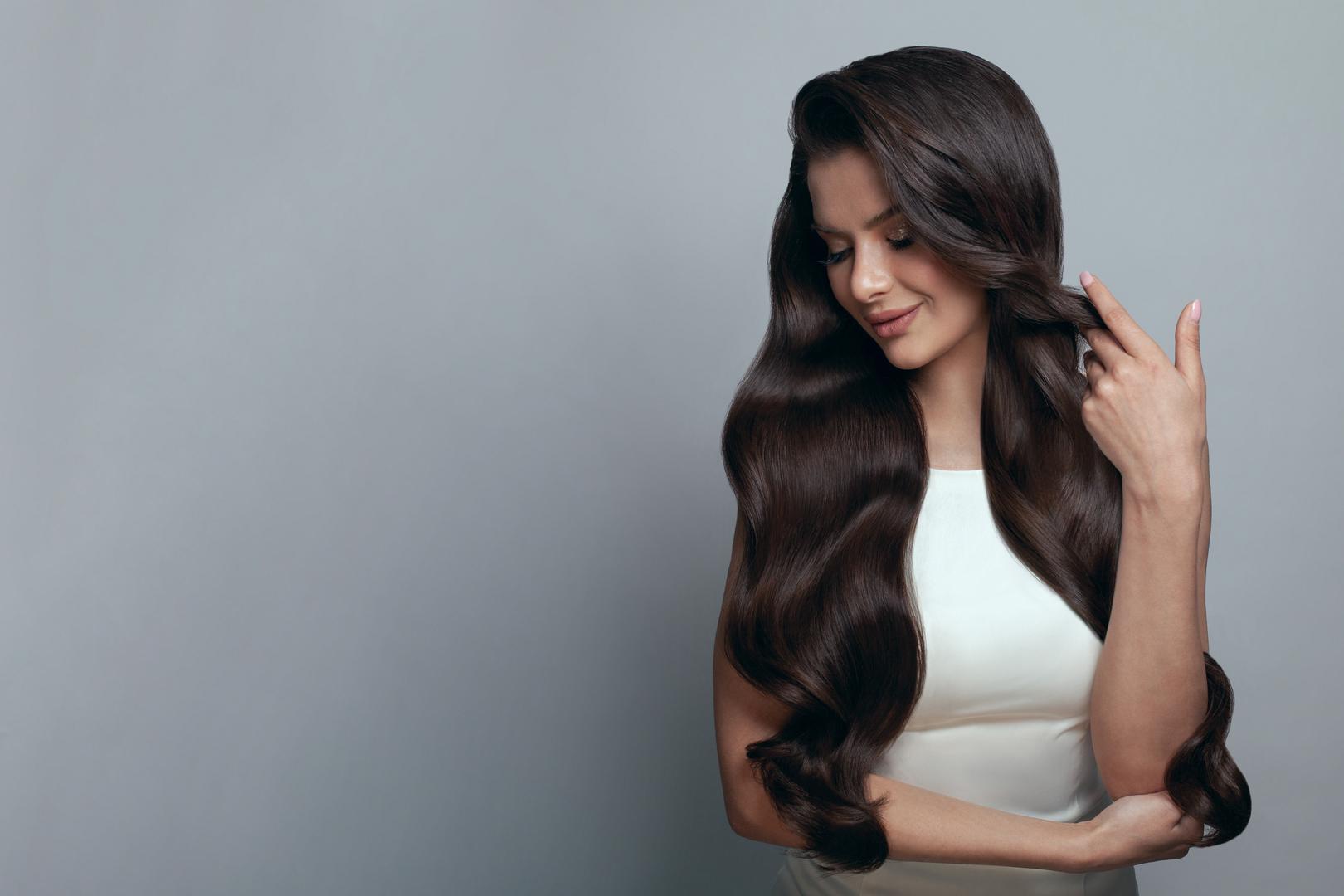 Zdrava kosa - Muškarci obožavaju dugačku, ali zdravu kosu na ženama pa ako imate ispucane vrhove brzo posjetite frizerski salon te kupite proizvode za suhu kosu.